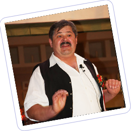 A vőfély hozza a vacsorát.